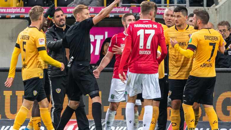 Ein Tiefpunkt für Niklas Kreuzer (r.) in der vorigen Saison: Schiedsrichter Christian Dingert (3. v. l.) zeigt ihm im Spiel gegen Hannover 96 die Rote Karte. Dynamo verliert zu Hause mit 0:2.