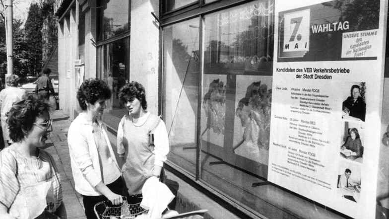 Wahlwerbung im Sozialismus: Die Kandidaten aus den Verkehrsbetrieben für die Kommunalwahl am 7. Mai 1989 auf einem Plakat am Platz der Einheit, dem jetzigen Albertplatz.