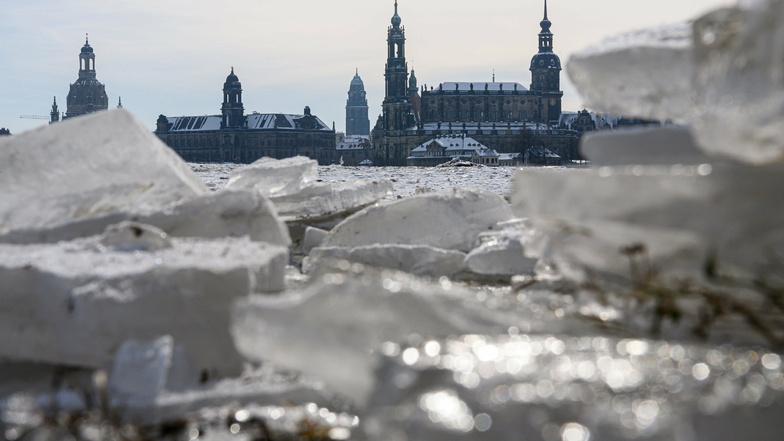Bald taut das Eis an der Elbe. Aber mit einem Hochwasser müssen die Dresdner vorerst nicht rechnen.