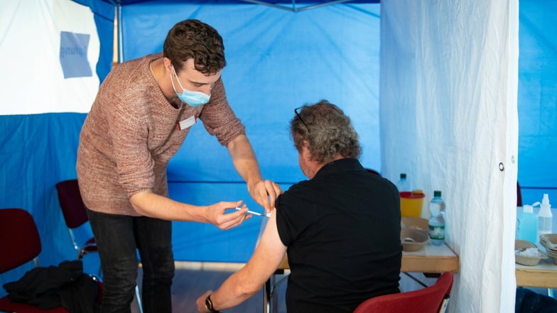 Ein Mann lässt sich im Kulturhaus von Impfarzt Albert Tauchert gegen das Coronavirus impfen.