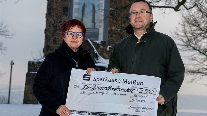 Freude auf beiden Seiten. Birgit Freund vom Radebeuler Fremdenverkehrsverein übergibt Jens Baumann vom Verein für Denkmalpflege und neues Bauen einen Scheck über 3500 Euro für den Einbau der Treppe in den Bismarckturm.