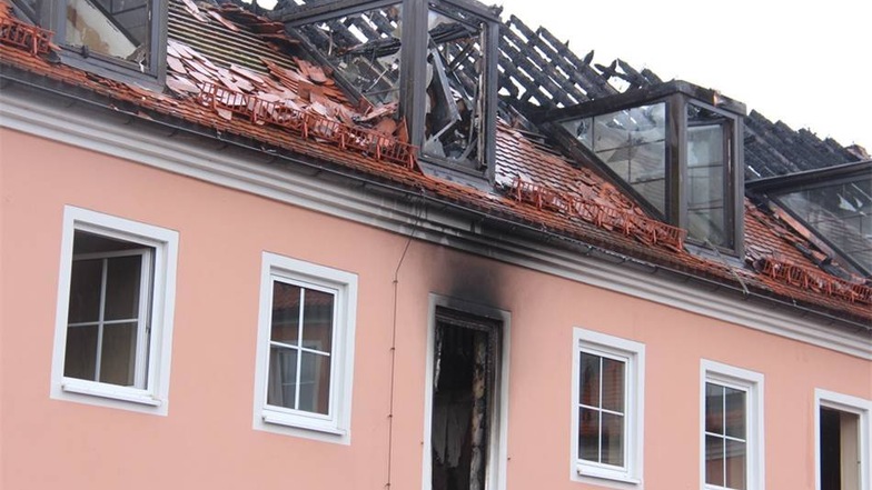Nach dem Großbrand in Bautzen: In der Nacht zum Sonntag wüteten Flammen in der geplanten Flüchtlingsunterkunft im Bautzener Hotel Husarenhof. Am Morgen danach bot sich ein Bild der Verwüstung.