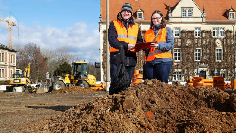 Margit Georgi und Christoph Heiermann vom Landesamt für Archäologie besprechen ihren Einsatz am Riesaer Rathausplatz. Während der Bauarbeiten ist durchaus mit archäologischen Funden zu rechen, sagen sie.