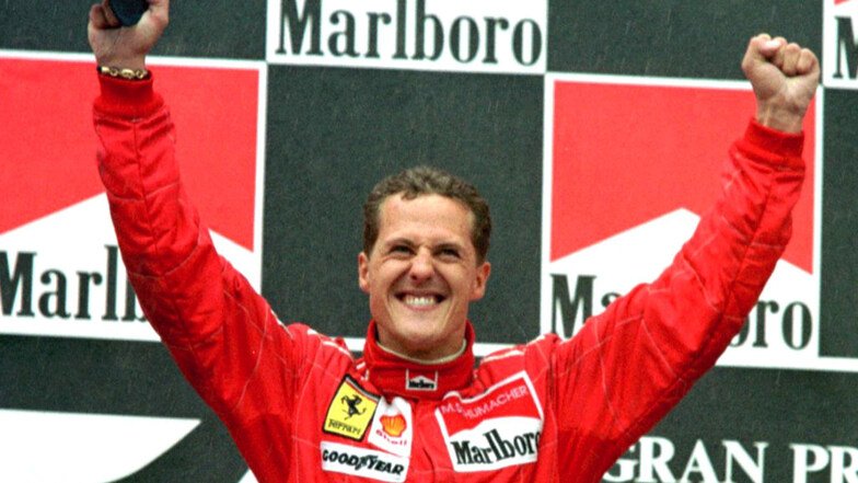 1996, Barcelona: Der damalige Formel 1-Weltmeister Michael Schumacher jubelt auf dem Podium nach seinem Sieg für Ferrari beim Großen Preis von Spanien auf dem Circuit de Catalunya bei Barcelona. 