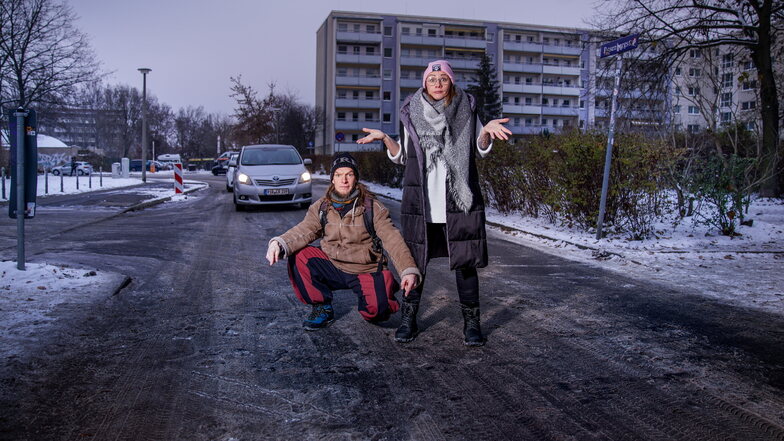 Carsten Irmler, der im Stadtteilverein Gruna aktiv ist und Julia Eichler, die im Elternrat der 96.Grundschule sitzt, setzen sich für einen Zebrastreifen an der Rosenbergstraße ein.