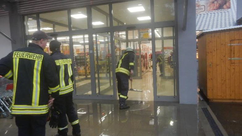 Bereits dreimal lief Regenwasser in den neuen Norma-Markt in Großharthau. Die Feuerwehr musste auch schon zum Wasserschieben ausrücken. Nun soll die Baufirma die Regenrinne verlängern.