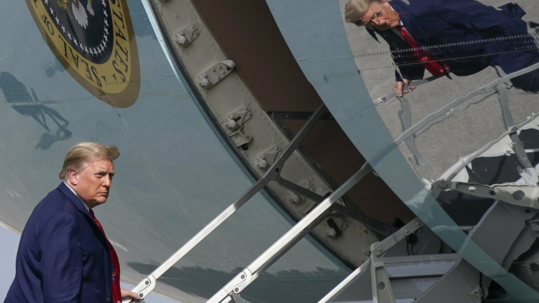 Donald Trump, Präsident der USA, steigt in die Air Force one, um nach Washington zurückzukehren.