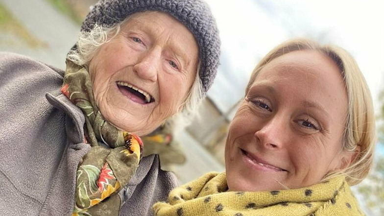 Ingeburg Lucas mit ihrer Enkelin Nicole Lucas, die als Rettungsschwimmerin im Neugersdorfer Bad arbeitet.