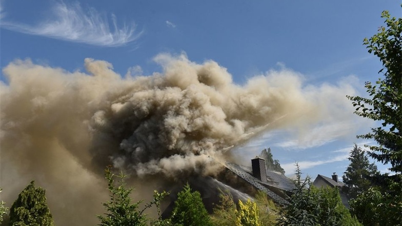 Dicke Rauchwolken stiegen am 24. Juni über dem Wohnhaus von Familie Welsing auf. Ihr Heim brannte bis auf die Grundmauern nieder.
