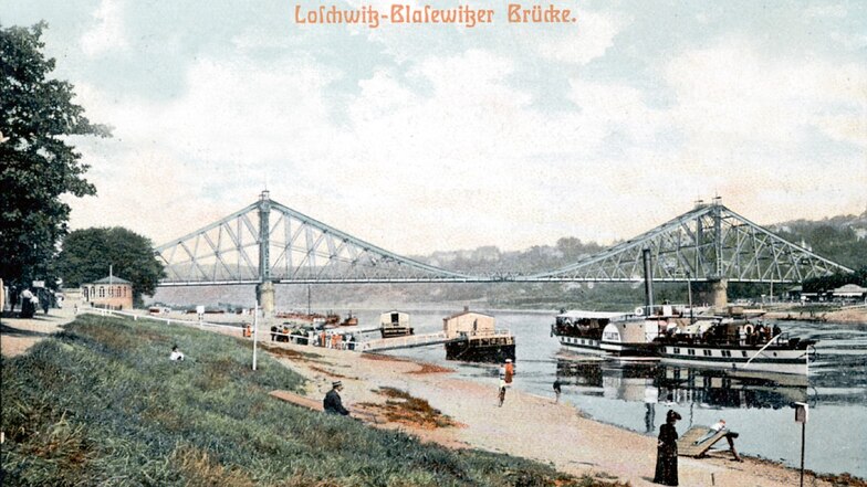 Für Dampfschiffe der Weißen Flotte war und ist das Blauer Wunder gut passierbar. Schließlich hat die Brücke keine Strompfeiler. Hier eine Ansicht auf einer Postkarte um 1910.