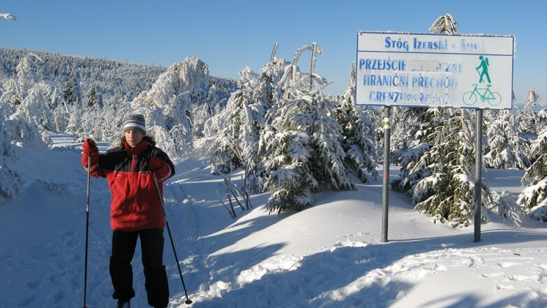 Winter im Isergebirge – hier der Weg vom Heufuder zum Grenzübergang und zur Tafelfichte. Noch warten die Liftbetreiber und Langlaufgebiete auf richtig Schnee. Momentan helfen sie sich mit Schneekanonen.