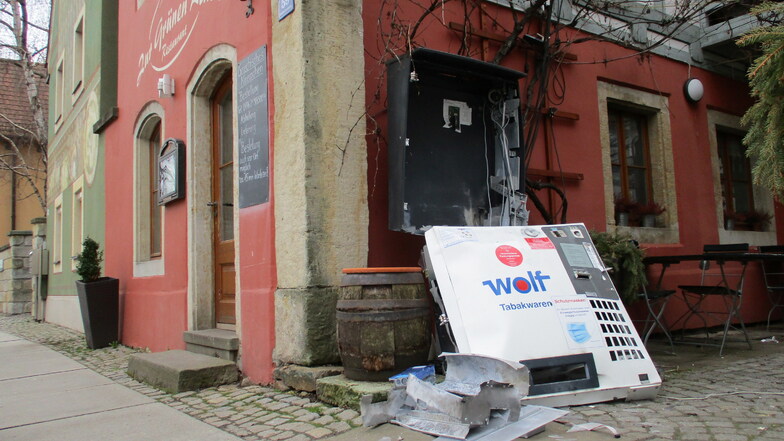 Am Montagvormittag waren die Spuren der Zerstörung neben dem griechischen Restaurant am Dorfanger Altkötzschenbroda noch sichtbar.