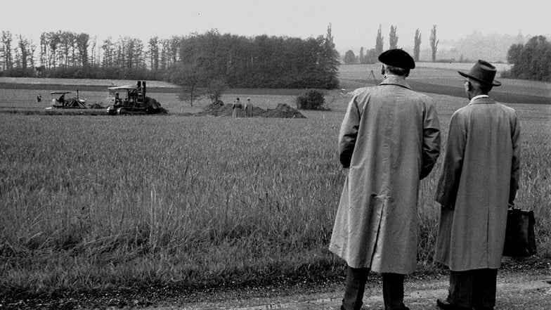 Auf einer Wiese bei Genf begann im Jahr 1954 alles. Bagger hoben die Baugrube für CERN aus.