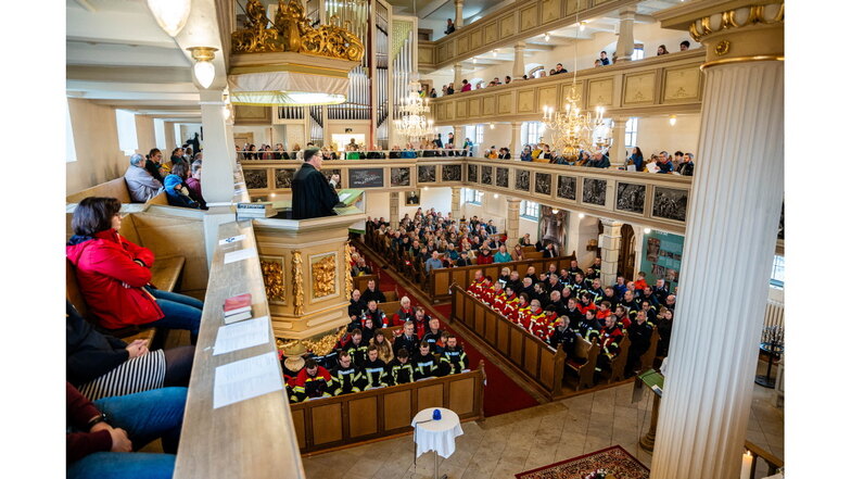 Voll war die Großschönauer Kirche am Sonntag beim sogenannten Blaulicht-Gottesdienst.