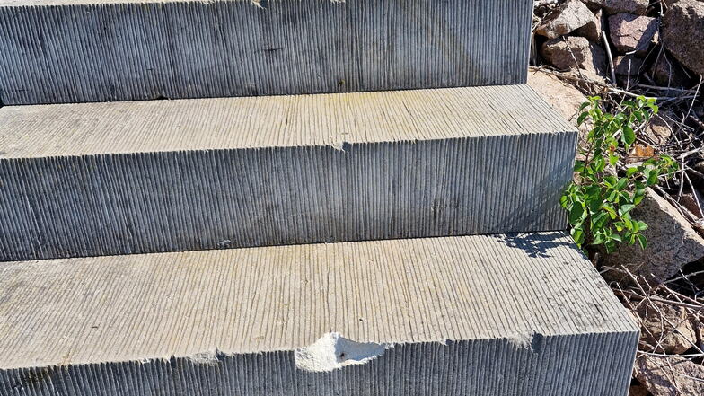 Weinbergtreppe unterhalb der Friedensburg: Die neuen Schäden sind deutlich sichtbar und ziehen sich über den gesamten Mittelabschnitt.