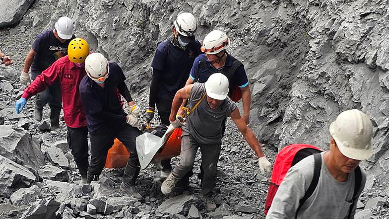 Feuerwehrleute und Steinbrucharbeiter bergen einen Tag nach dem starken Erdbeben im Bezirk Hualien im Osten Taiwans eine Leiche aus dem Steinbruch Ho Ren.