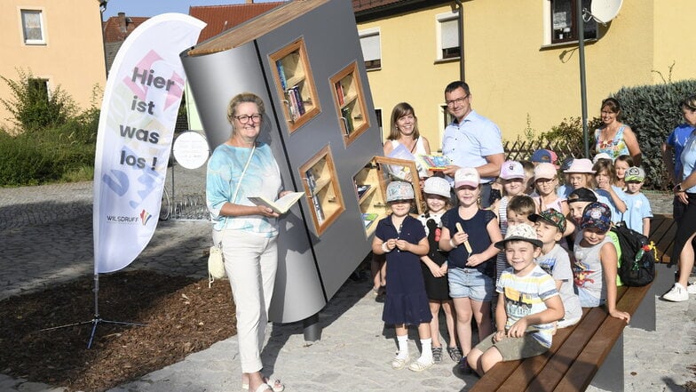 Am Neumarkt wurde mit Kindergartenkindern und Bürgermeister Ralf Rother ein neuer Bücherschrank eingeweiht. Mit dabei waren Zentrumsmanagerin Franziska Haase (Mi.), Anwohnerin und Patin Viola Fischer .