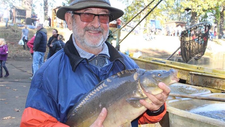 Über die Größe der Fische kann sich Senior-Chef Uwe Ringpfeil nicht beklagen. Beim Abfischen am Großen Ballackteich in Litschen gingen den Fischern viele schöne Karpfen ins Netz. Dennoch war es nur ein durchschnittliches Jahr.