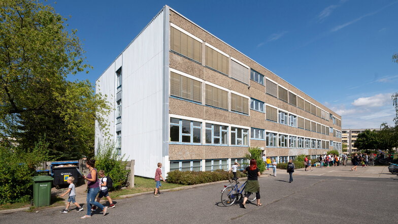 2019 wurde die Universitätsschule in Dresden-Plauen eröffnet. Jetzt wurde die Sporthalle gesperrt, eine Klinkerwand droht einzustürzen.