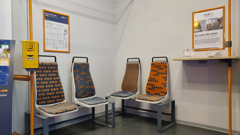 Im Kundenbüro der Görlitzer Verkehrsbetriebe waren vier Varianten für die Sitzbezüge der neuen Straßenbahnen ausgestellt. 400 Görlitzer sahen sich die Muster an.