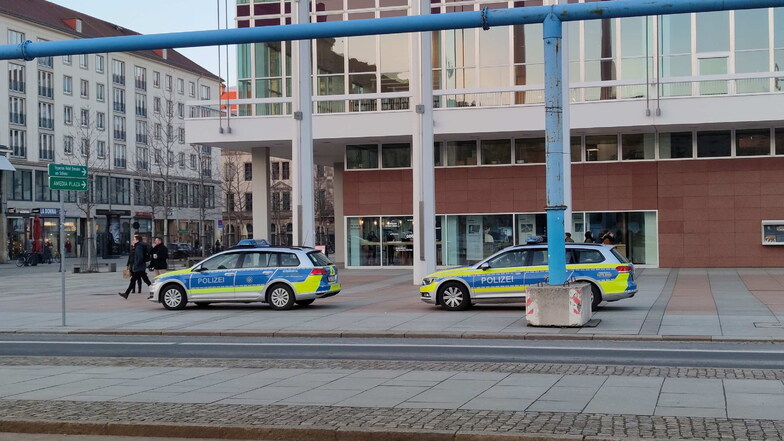 In der Dresdner Innenstadt hat ein Mann mit einer Schreckschusspistole geschossen, meldete die Polizei am Mittwochnachmittag. Am Abend ist der mutmaßliche Täter gestellt worden.
