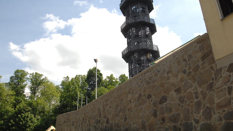 Blick auf den Tatort: Der gusseiserne Turm auf dem Löbauer Berg.