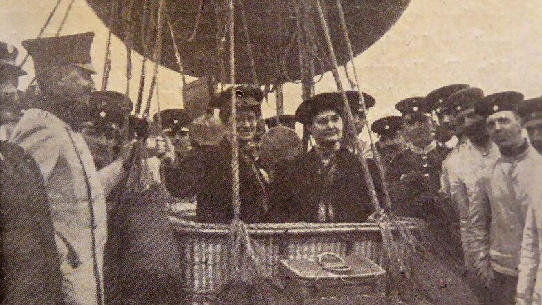 Der sächsische König Friedrich August III. (l.) besuchte Margarete und Elisabeth Große 1910 vor dem Start an ihrem Ballon.