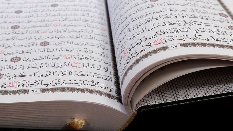 Ein aufgeschlagener Koran liegt im Gebetsraum.