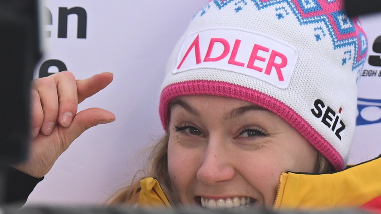 Platz zwei beim Weltcup in Altenberg - und Laura Nolte zeigt symbolisch an, wie viel zum Sieg gefehlt hat. In der EM-Wertung aber liegt die Winterbergerin am Ende ganz vorn.