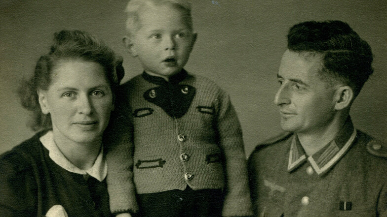 Der letzte Heimaturlaub: Ende 1943 darf der Uhrmacher Marcel Weise noch einmal nach Pirna fahren um seine Familie zu sehen. Erst nach Kriegsende, im Juni 1945, kehrt er für immer heim.