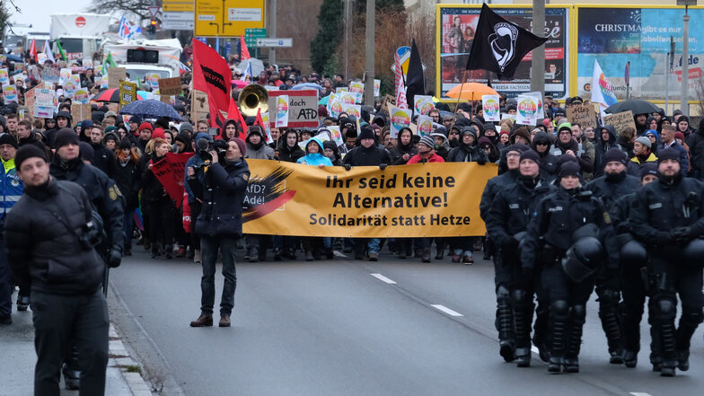 Hier war der Demonstrationszug auf dem Weg zur Arena. Foto: Sebastian Willnow/dpa