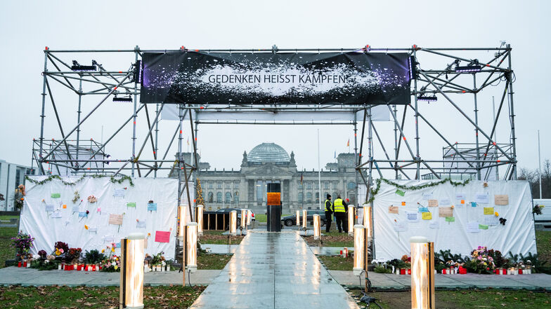 Die Installation vor dem Reichstag in Berlin am Dienstag. Am Mittwoch entschied sich die Künstlergruppe dazu, die Säule zu verhüllen.