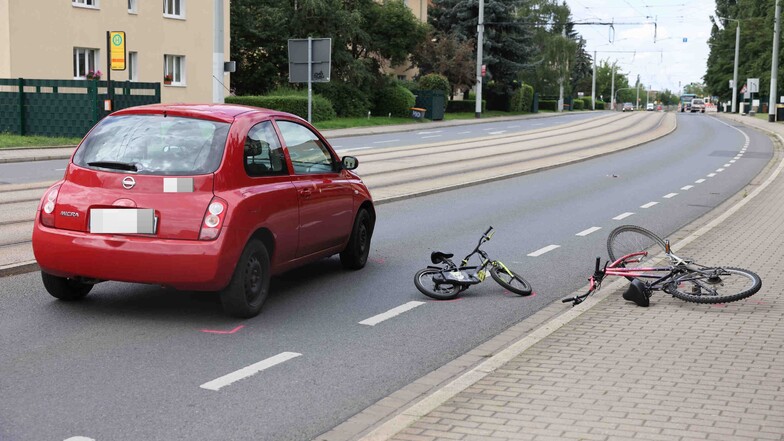 Ein junger Radfahrer ist am Donnerstag auf der Bodenbacher Straße in Dresden von einem Auto angefahren worden.