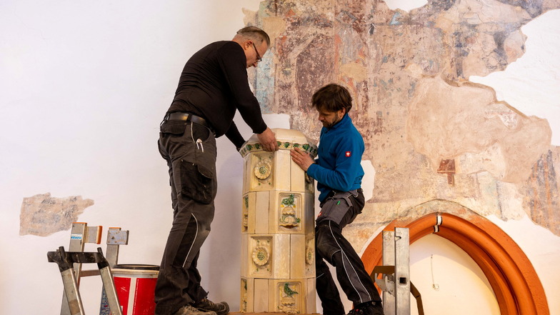 Museumshelfer bauen für die neue Ausstellung im Meißner Stadtmuseum einen Kachelofen nach historischer Vorlage auf.