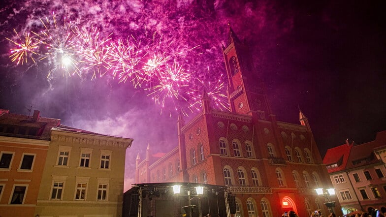 Die Stadt Kamenz lädt für Silvester 2024 auf den Marktplatz ein, um mit vielen Gästen den Start ins  Jubiläumsjahr zu feiern.