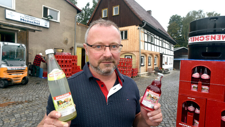Stefan Kubitz von Menschel-Limo am Lagerplatz für die fertigen Flaschen. Weil es im Stammhaus zu eng ist, will die Firma neu bauen.