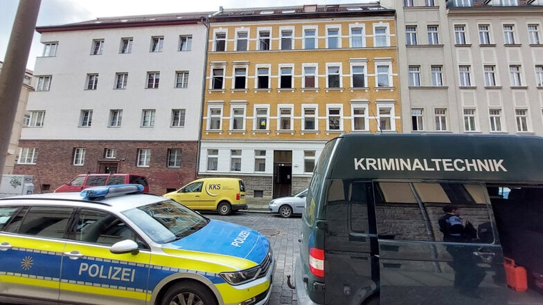 Im Leipziger Osten musste die Feuerwehr einen Wohnungsbrand im zweiten Stock löschen. Dabei haben die Einsatzkräfte zwei Leichen gefunden. Am Donnerstagmorgen ist die Kriminalpolizei vor Ort.
