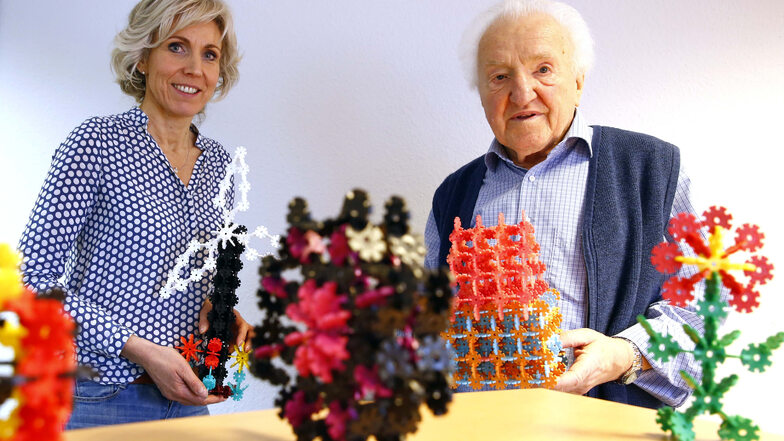 Peggy Meißner und Wolfgang Schubert zeigen das Spiel Steck-Igel, das in ihrer Firma in Großröhrsdorf entwickelt wurde.