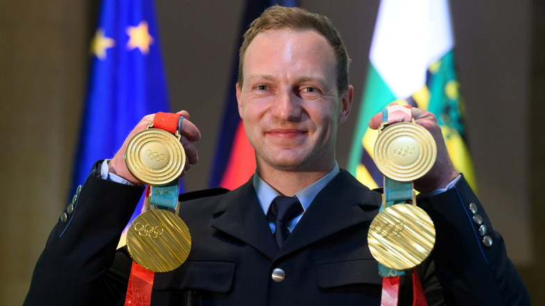 Goldmedaillen und Sternezahl auf den Schulterstücken sind jetzt identisch: Polizeihauptmeister Francesco Friedrich präsentiert seine olympische Ausbeute beim Empfang des Ministerpräsidenten Michael Kretschmer in der Staatskanzlei.