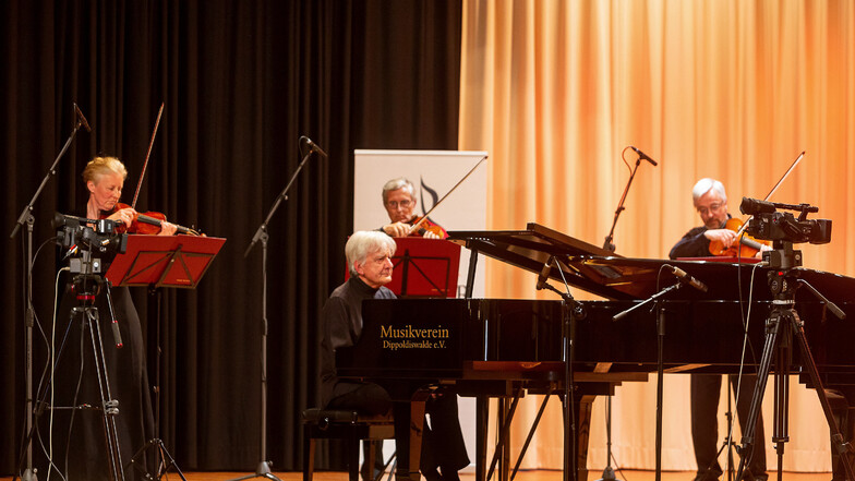 Auf der Bühne, aber vor leeren Rängen spielte Pianist Peter Rösel gemeinsam mit den Dresdner Kapellsolisten. Am Ende gab es für sie von draußen sogar ordentlich Applaus.