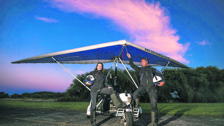 Per Trike fliegen Doreen Kröber und Andreas Zmuda um die Welt. Sie bezeichnen ihren leichten, aber gut beladenen Motordrachen als ein fliegendes Motorrad.