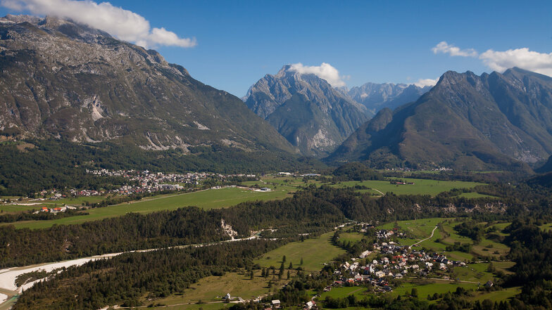 Blick auf den Gebirgsort Bovec in den Alpen Sloweniens.