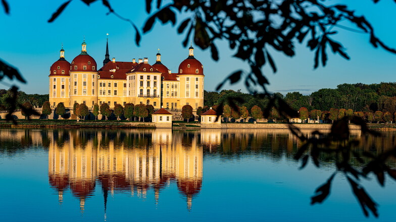 Das prächtige Schloss Moritzburg. Das Grundstück wird nur mit 65 Euro pro Quadratmeter bewertet, das etwa ein Kilometer entfernte Gartenland in zweiter Reihe auf der Schlossallee 8 dagegen mit 309 Euro.