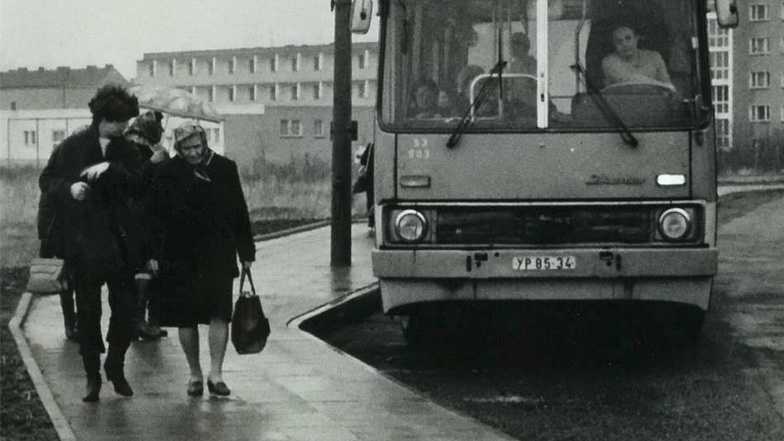 Auf dem Foto vom Herbst 1984 waren es schon ziemlich moderne Ikarus-Busse, die nach der Landskronsiedlung fuhren (hier Haltestelle Thomas-Müntzer-Ring). Eingerichtet wurde die Linie vor 50 Jahren.