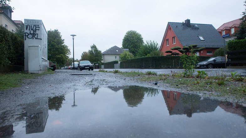 So sieht es nach Regen auf der Geisingstraße im beliebten Stadtteil Striesen aus. Derart schlechte Fußwege gibt es viele in Dresden.