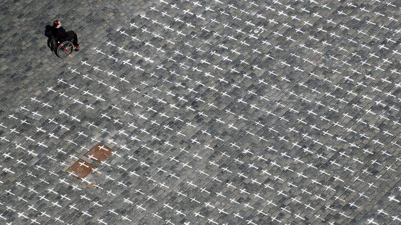 Prag: Tausende aufgemalte Kreuze auf dem Altstädter Ring zum Gedenken an die Covid-19-Toten.