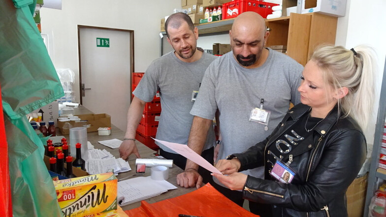 Das Gefängnispersonal in Stráž pod Ralskem, Tschechische Republik, erhält Bestellungen aus dem Online-Shop des Gefängnisses.