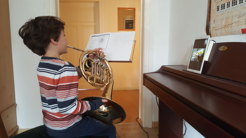 In Zeiten von Schul- und Musikschulschließungen nehmen viele Musikschüler Unterricht per Videotelefonie.