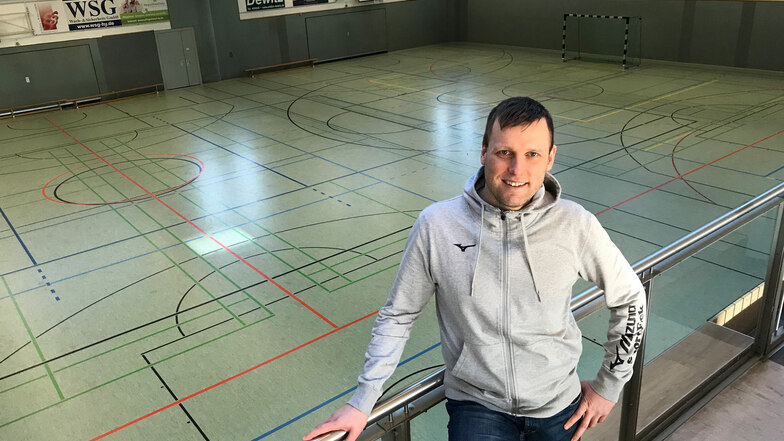 Conni Böhme in der Stamm-Spielstätte des LHV Hoyerswerda. Der 41-Jährige hat als Spieler und Trainer viel in der Konrad-Zuse-Sporthalle erlebt und sein Hobby inzwischen zum Beruf gemacht.