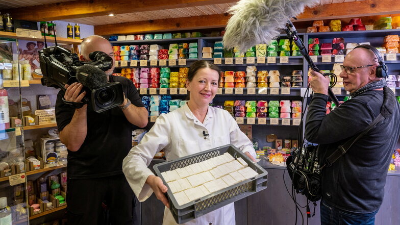 Kerstin Schmiedel-Zimmermann lässt sich von einem Fernsehteam bei der Herstellung von Seifen in der Manufaktur „Frische erleben“ über die Schulter schauen.